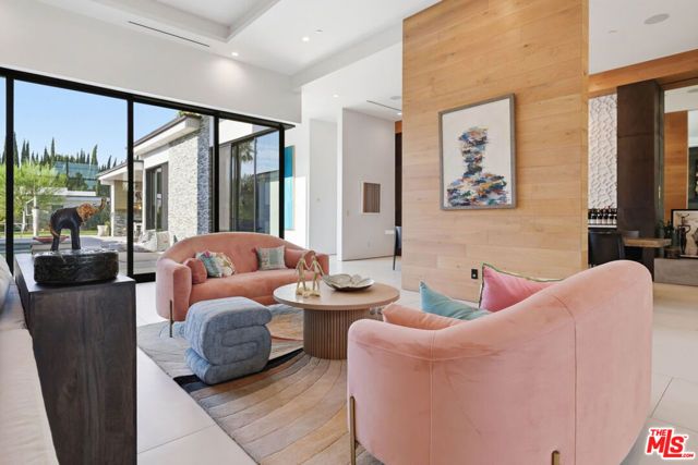 22935 Oxnard Street, Los Angeles, CA 91367