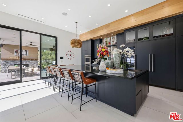 22935 Oxnard Street, Los Angeles, CA 91367