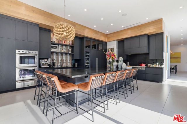 22935 Oxnard Street, Los Angeles, CA 91367