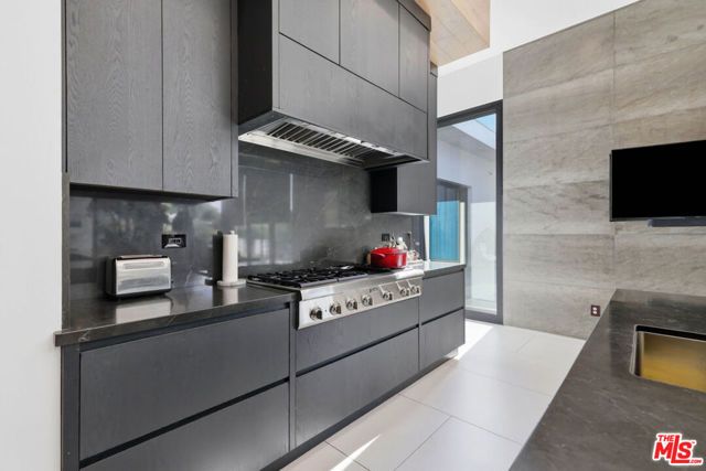 22935 Oxnard Street, Los Angeles, CA 91367