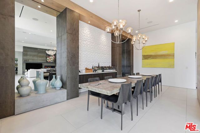 22935 Oxnard Street, Los Angeles, CA 91367