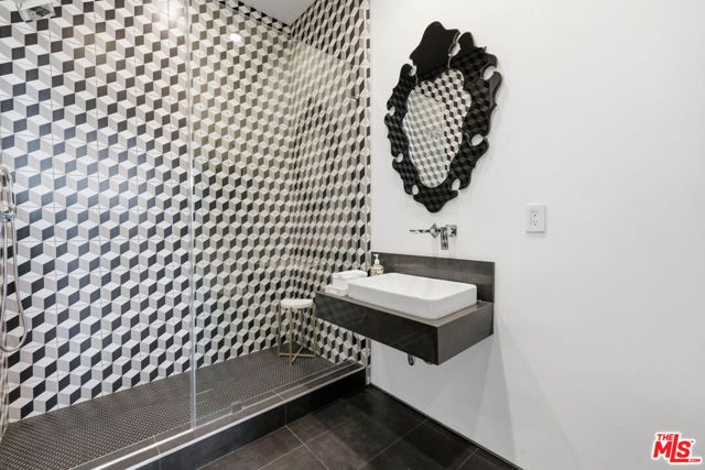 22935 Oxnard Street, Los Angeles, CA 91367