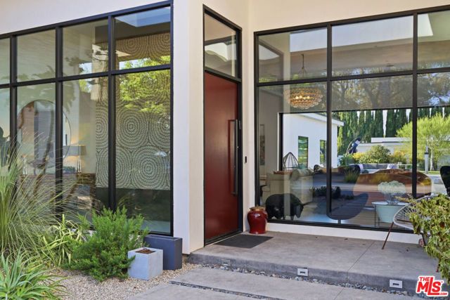22935 Oxnard Street, Los Angeles, CA 91367