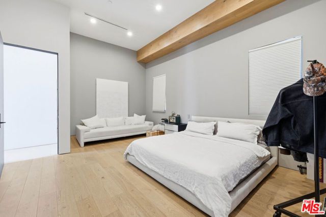 22935 Oxnard Street, Los Angeles, CA 91367