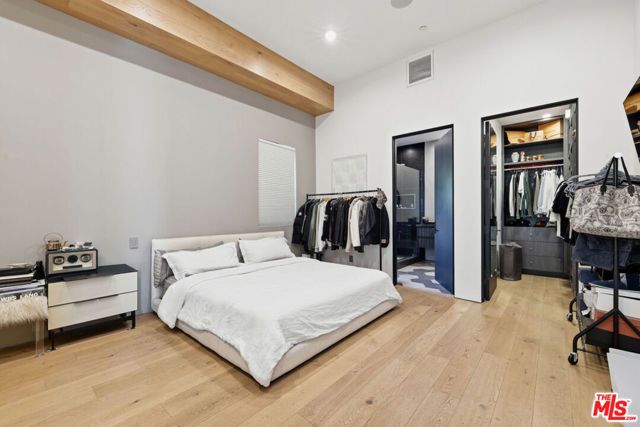 22935 Oxnard Street, Los Angeles, CA 91367