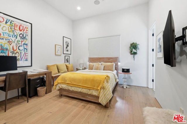 22935 Oxnard Street, Los Angeles, CA 91367