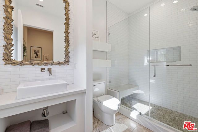22935 Oxnard Street, Los Angeles, CA 91367