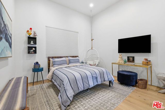 22935 Oxnard Street, Los Angeles, CA 91367
