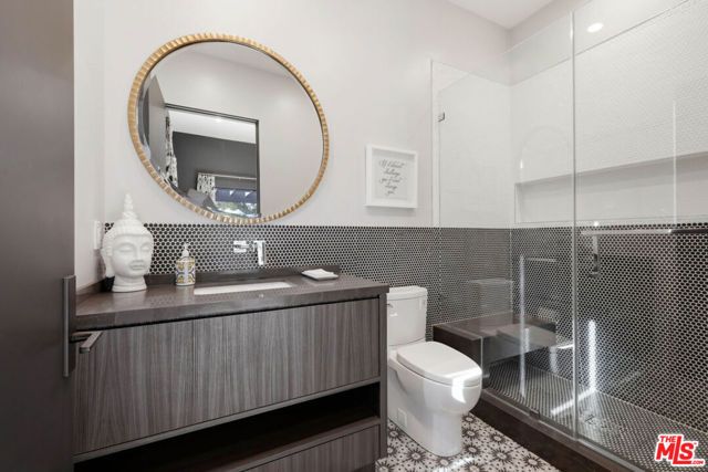 22935 Oxnard Street, Los Angeles, CA 91367