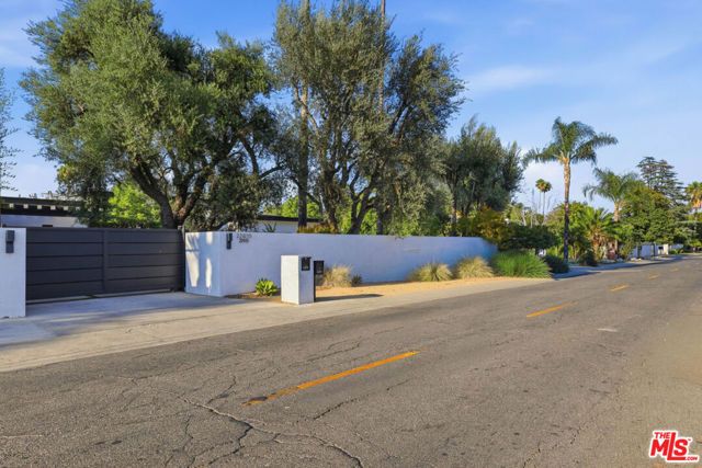22935 Oxnard Street, Los Angeles, CA 91367