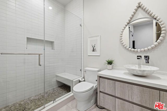 22935 Oxnard Street, Los Angeles, CA 91367
