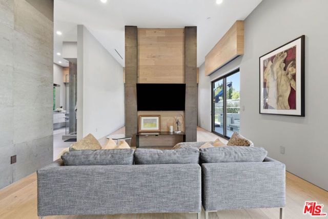 22935 Oxnard Street, Los Angeles, CA 91367