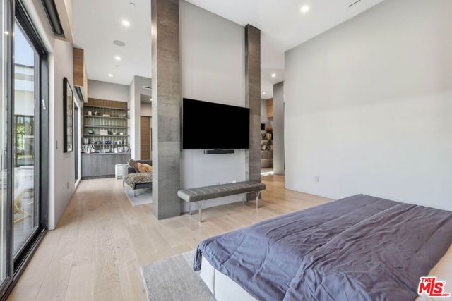 22935 Oxnard Street, Los Angeles, CA 91367
