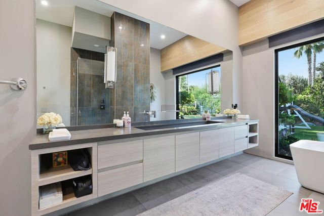 22935 Oxnard Street, Los Angeles, CA 91367