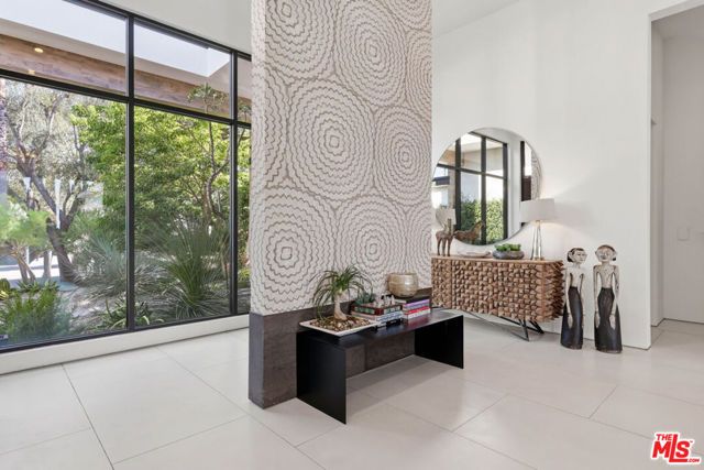 22935 Oxnard Street, Los Angeles, CA 91367