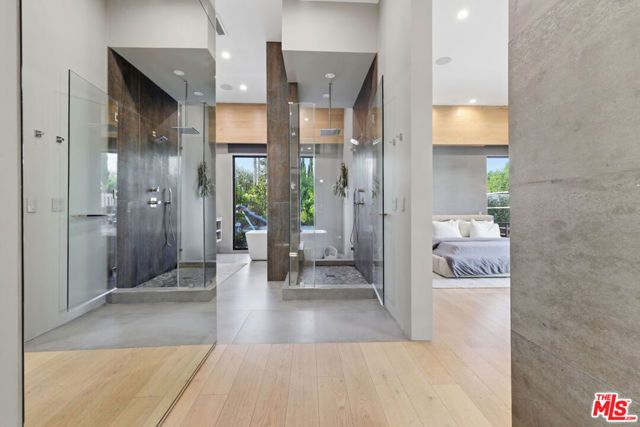 22935 Oxnard Street, Los Angeles, CA 91367