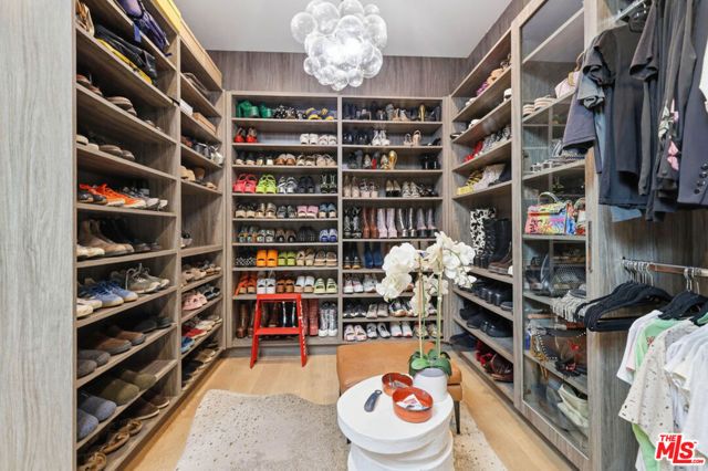 22935 Oxnard Street, Los Angeles, CA 91367