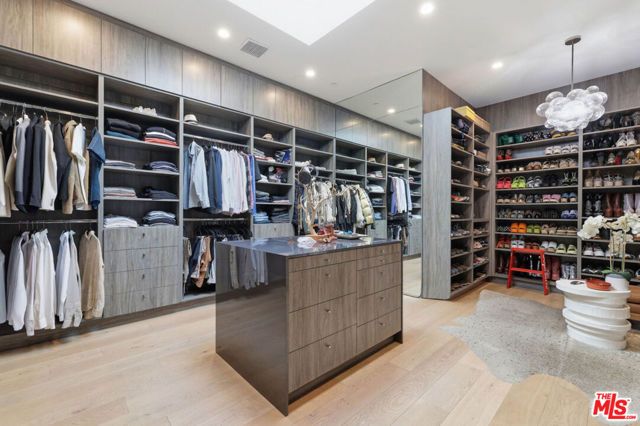 22935 Oxnard Street, Los Angeles, CA 91367