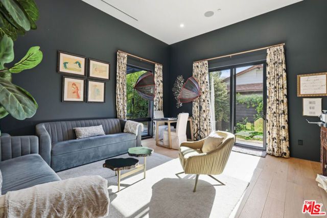 22935 Oxnard Street, Los Angeles, CA 91367