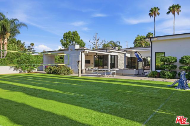 22935 Oxnard Street, Los Angeles, CA 91367