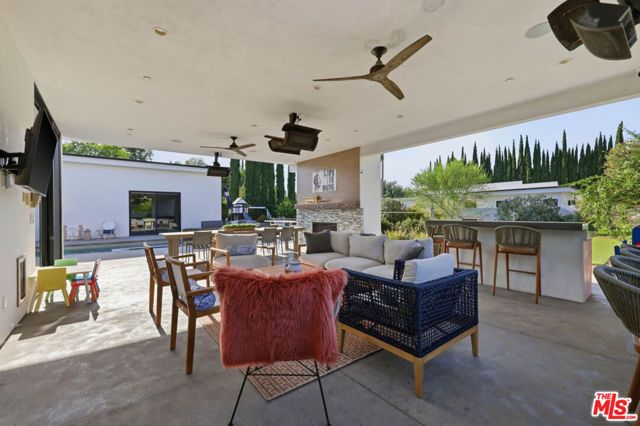22935 Oxnard Street, Los Angeles, CA 91367