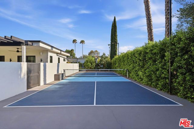 22935 Oxnard Street, Los Angeles, CA 91367