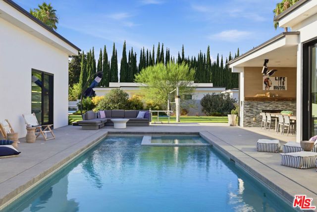 22935 Oxnard Street, Los Angeles, CA 91367