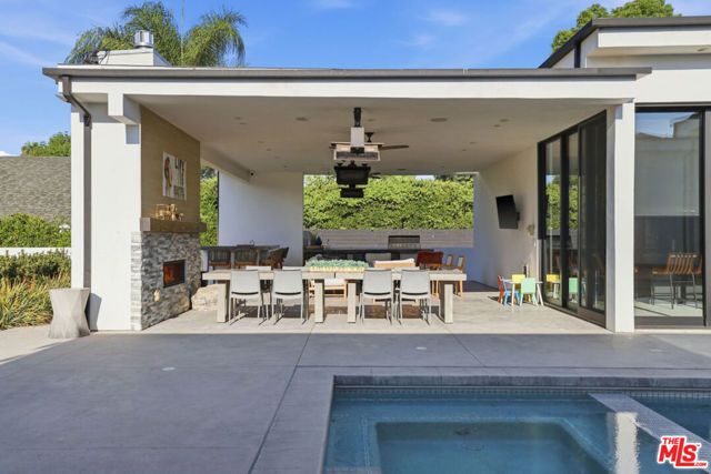 22935 Oxnard Street, Los Angeles, CA 91367