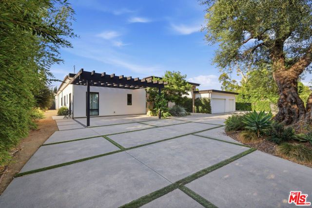 22935 Oxnard Street, Los Angeles, CA 91367