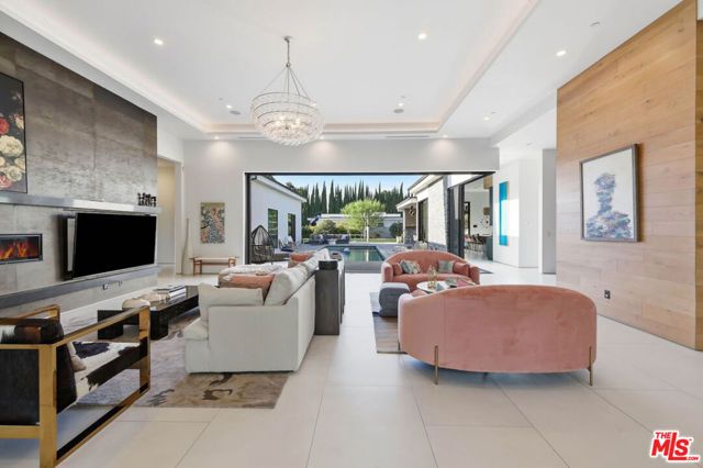 22935 Oxnard Street, Los Angeles, CA 91367
