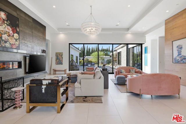 22935 Oxnard Street, Los Angeles, CA 91367