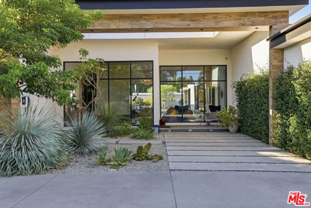 22935 Oxnard Street, Los Angeles, CA 91367