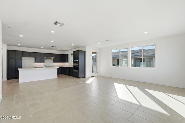 2121 W SONORAN DESERT Drive 113, Phoenix, AZ 85085