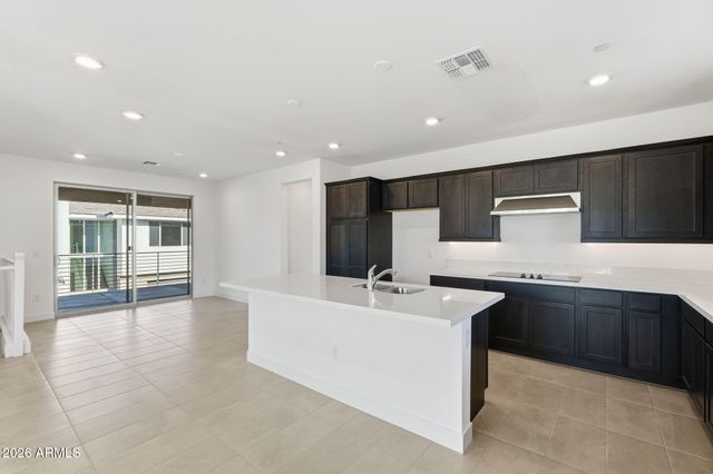 2121 W SONORAN DESERT Drive 113, Phoenix, AZ 85085