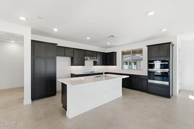 2121 W SONORAN DESERT Drive 113, Phoenix, AZ 85085