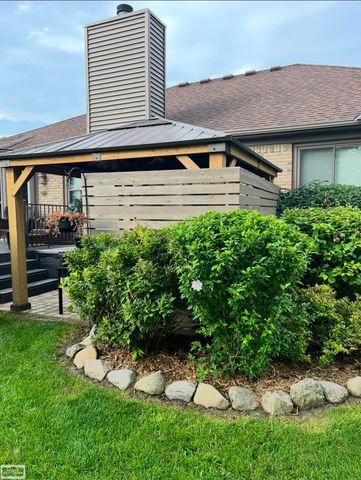 36779 N Pointe Cir Street, New Baltimore, MI 48047