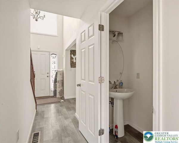 225 Swan Court, Middle Smithfield Twp, PA 18302