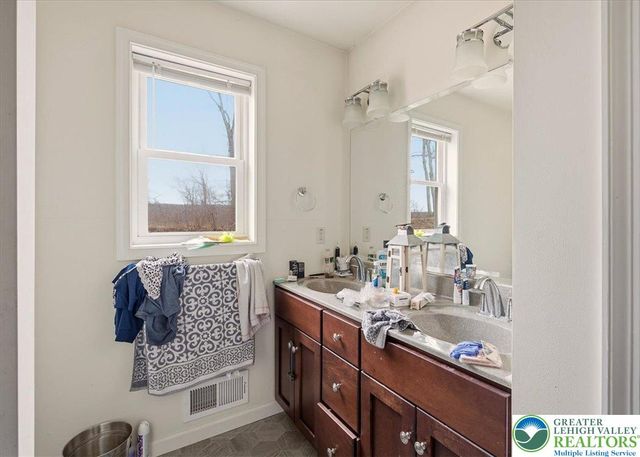 225 Swan Court, Middle Smithfield Twp, PA 18302