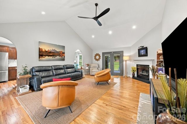 1463 Brookstone Drive, Hickory, NC 28602
