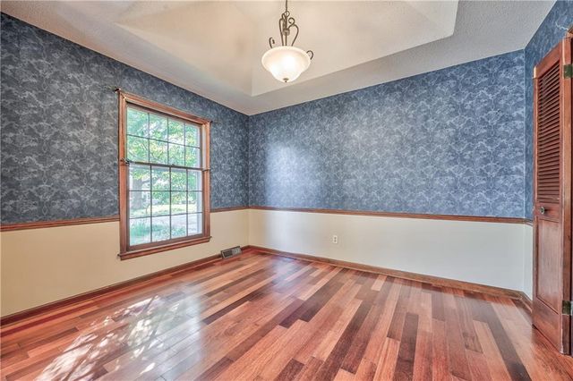 7736 Westgate Drive, Lenexa, KS 66216