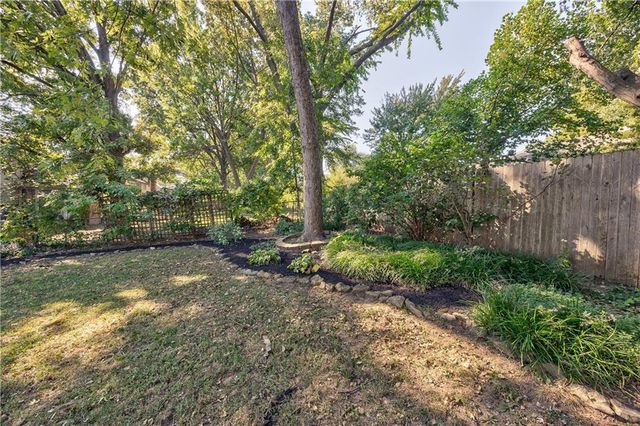 7736 Westgate Drive, Lenexa, KS 66216