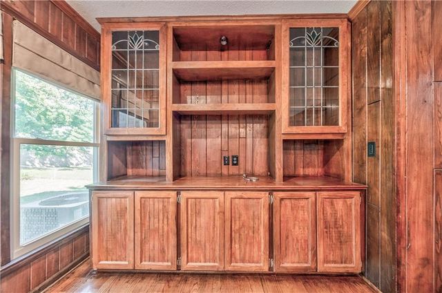 7736 Westgate Drive, Lenexa, KS 66216