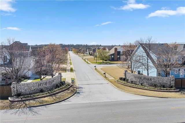 1013 Charing Cross, Cave Springs, AR 72718