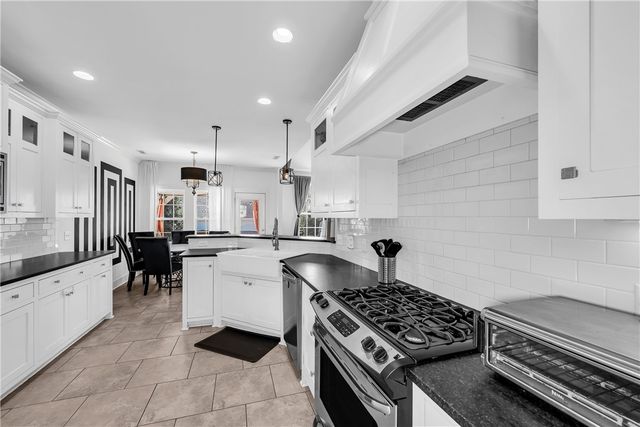 1013 Charing Cross, Cave Springs, AR 72718