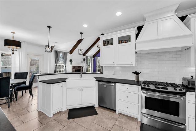 1013 Charing Cross, Cave Springs, AR 72718