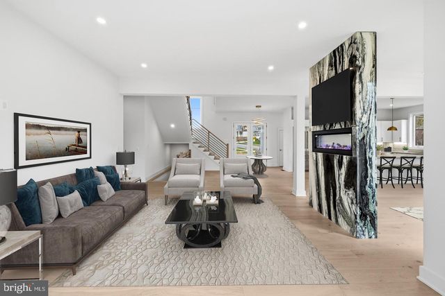 719 MEADOW LN SW, Vienna, VA 22180