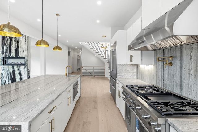 719 MEADOW LN SW, Vienna, VA 22180