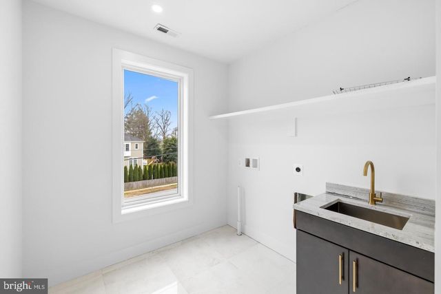 719 MEADOW LN SW, Vienna, VA 22180