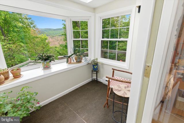 500 LARGENT HEIGHTS LN, Great Cacapon, WV 25422