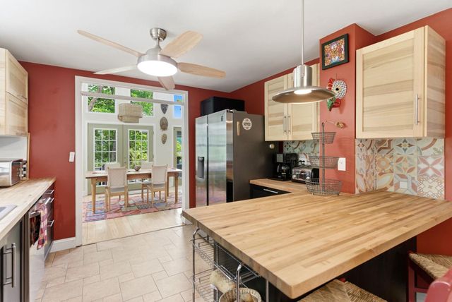 500 LARGENT HEIGHTS LN, Great Cacapon, WV 25422
